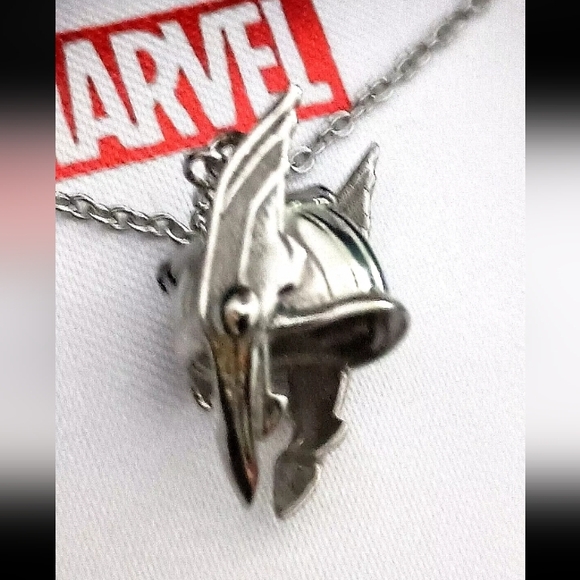 Marvel Comics Mighty Thor Highly Detailed Mini Helmet Necklace Pendant New MIB - Picture 6 of 9